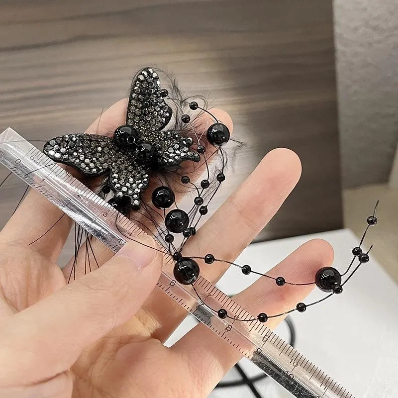 Collana e orecchini fatti a mano con farfalla nera, diamanti e perle, regalo di Natale o compleanno.