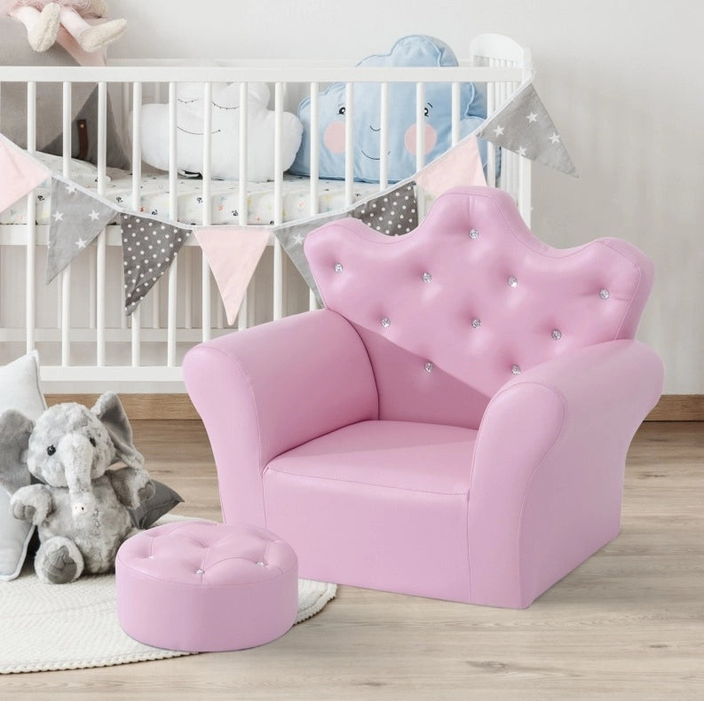 Poltroncina per bambini rosa con pouf e finitura capitonné