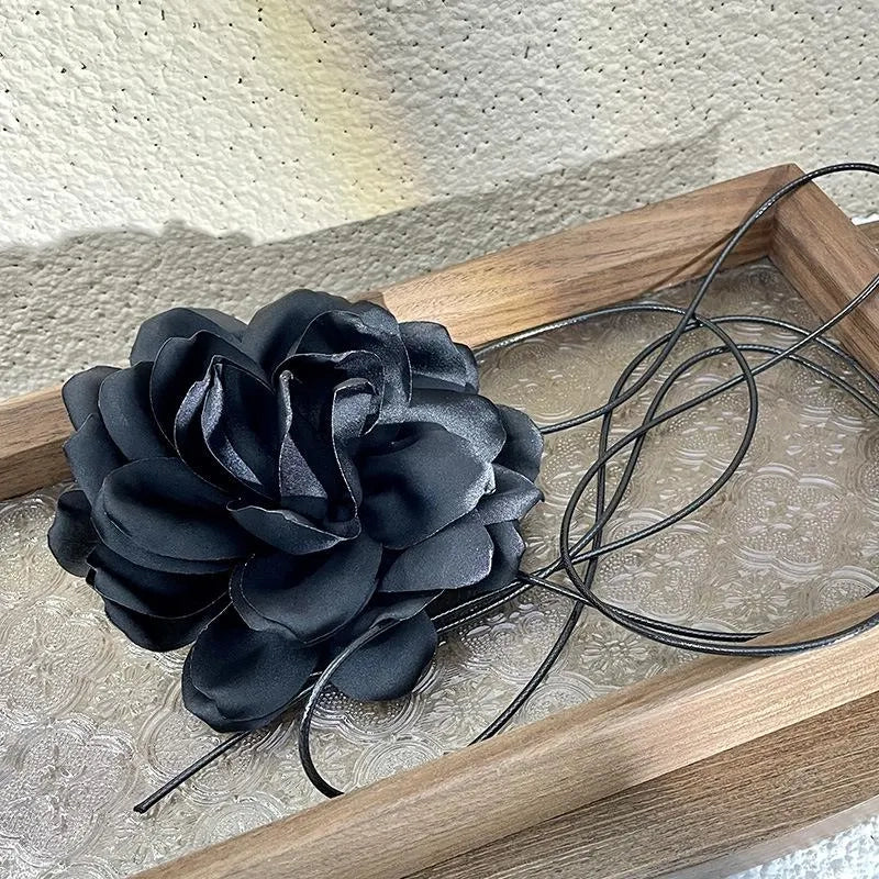 Collana girocollo con fiori e perline, realizzata a mano: stile vintage bianco e nero