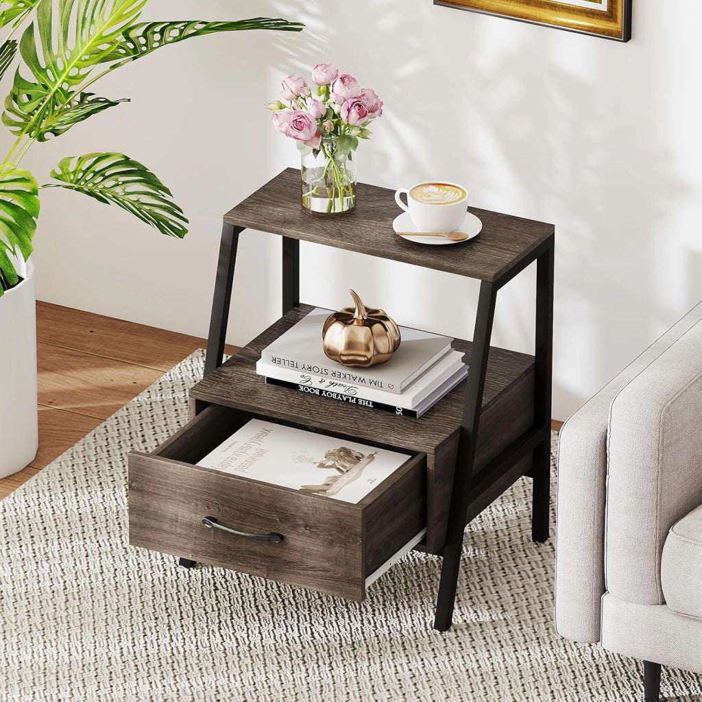 Comodino Moderno 45 x 35 x 52,5 cm, Tavolino da Letto a 3 Livelli con Ripiano Aperto e Telaio in Metallo Robusto per Camera da Letto, Ufficio e Soggiorno, Grigio
