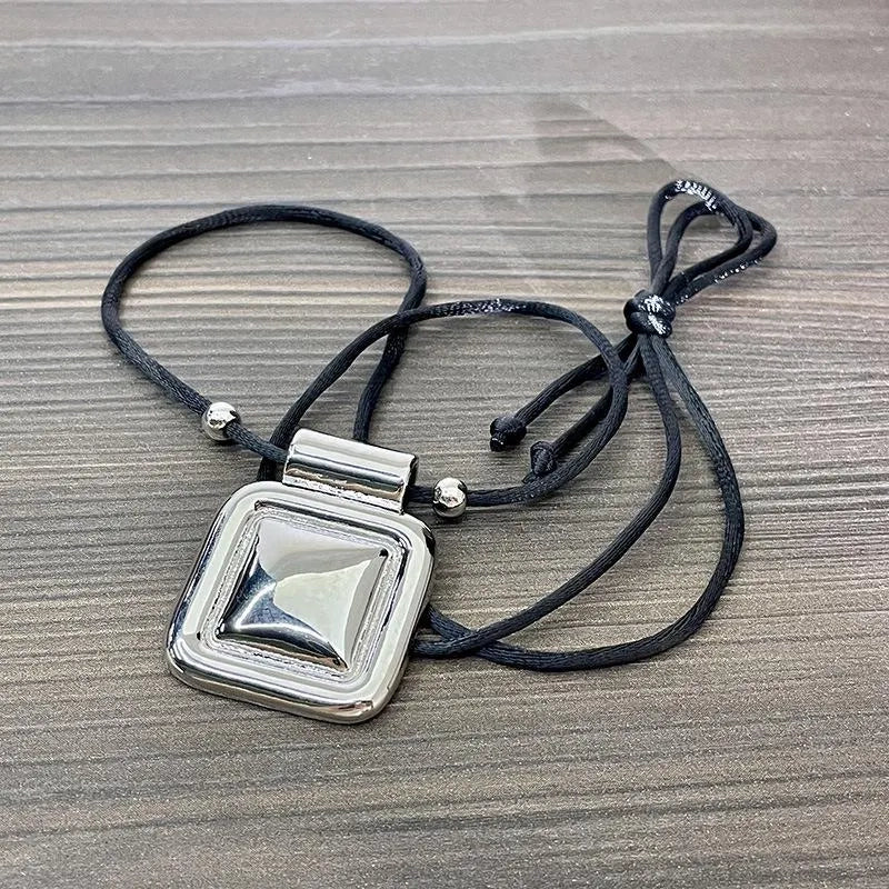 Collana con pendente quadrato in metallo nero, realizzata a mano: decorazione con perline.