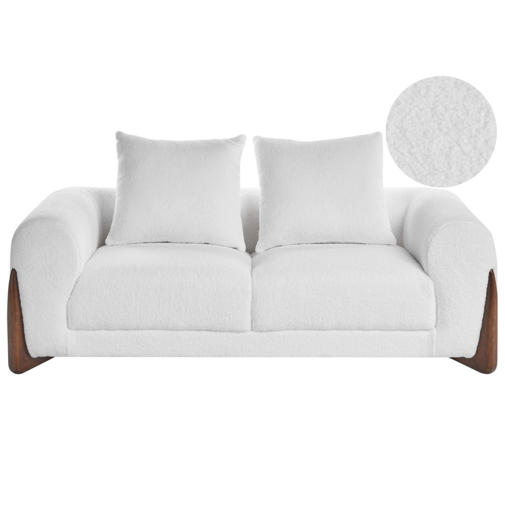 Divano a due posti con rivestimento in tessuto bouclè bianco con braccioli e gambe in legno stile moderno
