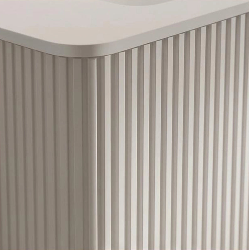 Mobile bagno sospeso ULEVR 60 cm con lavabo in solid surface, cassetto push-to-open e design scanalato bianco
