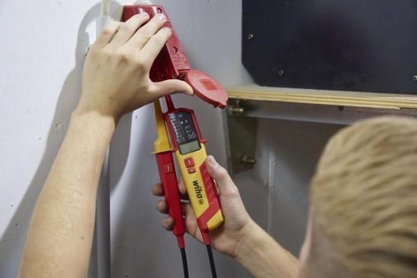 Wiha 45217 Tester di Tensione e Continuita' 0,5 - 1000 V AC CAT IV IP64 con Display LCD e Torcia Integrata colore Rosso Giallo