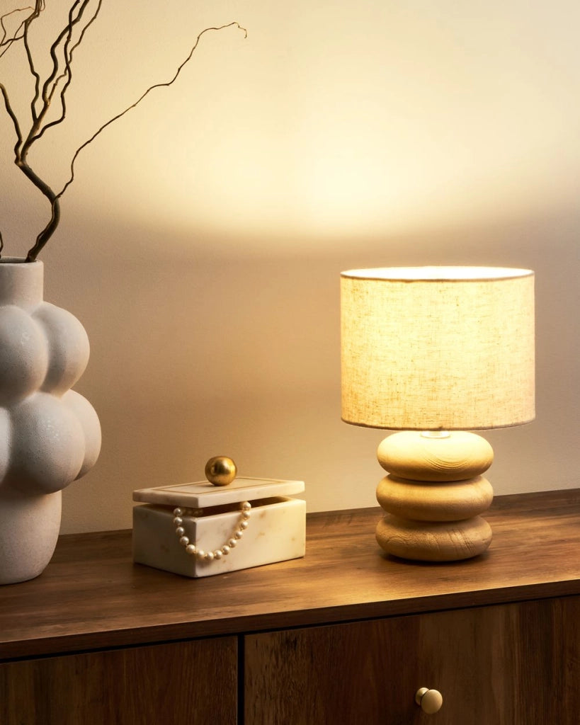 Lampada da tavolo a stelo con paralume in tessuto e base in in metallo marrone chiaro Design moderno Soggiorno