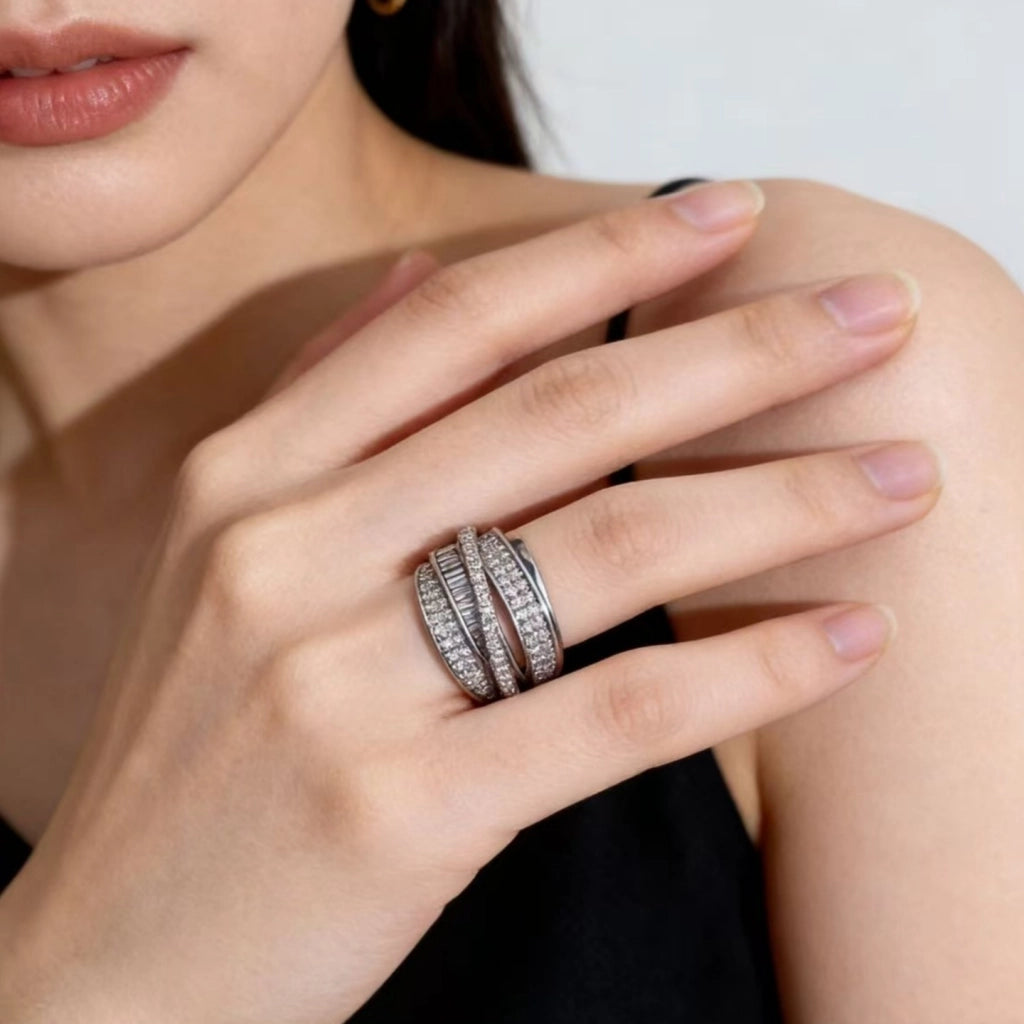 Anello di nicchia di alta gamma con linee intersecanti in argento e zirconi