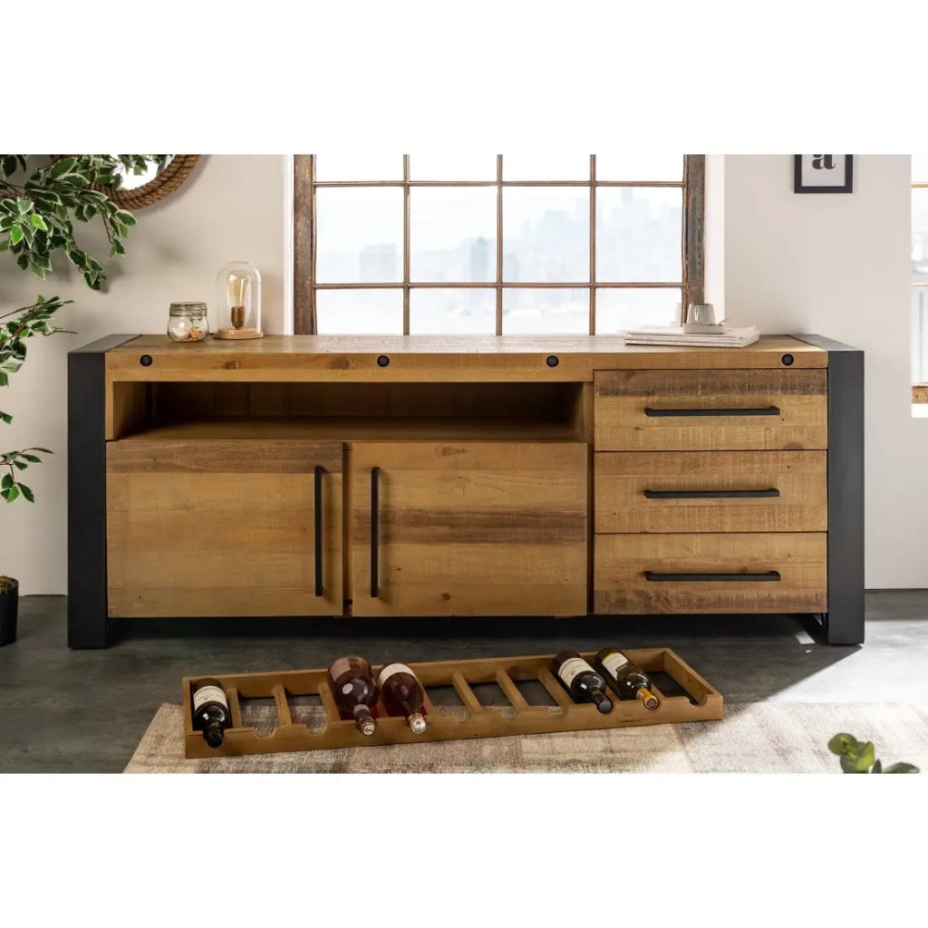 Buffet CAVARA 195 cm – Pino massiccio marrone vintage e metallo nero – 2 porte, 3 cassetti e portabottiglie