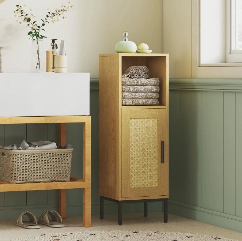 Mobile bagno stretto ULEVR 30x30 cm con anta, vano aperto e ripiano regolabile, finitura legno naturale e rattan PE