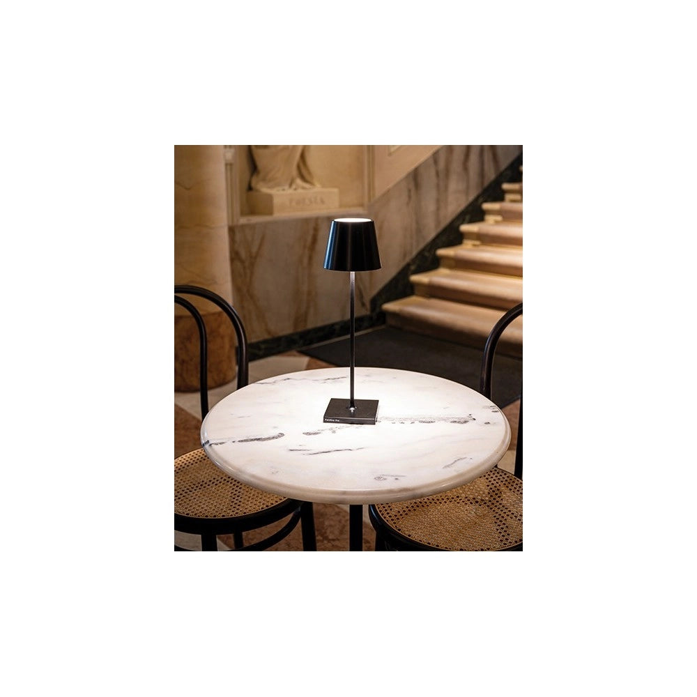 Lampada a led da tavolo Poldina Pro Nera ricaricabile e dimmerabile con batteria fino a 12 ore. Da esterno IP65.