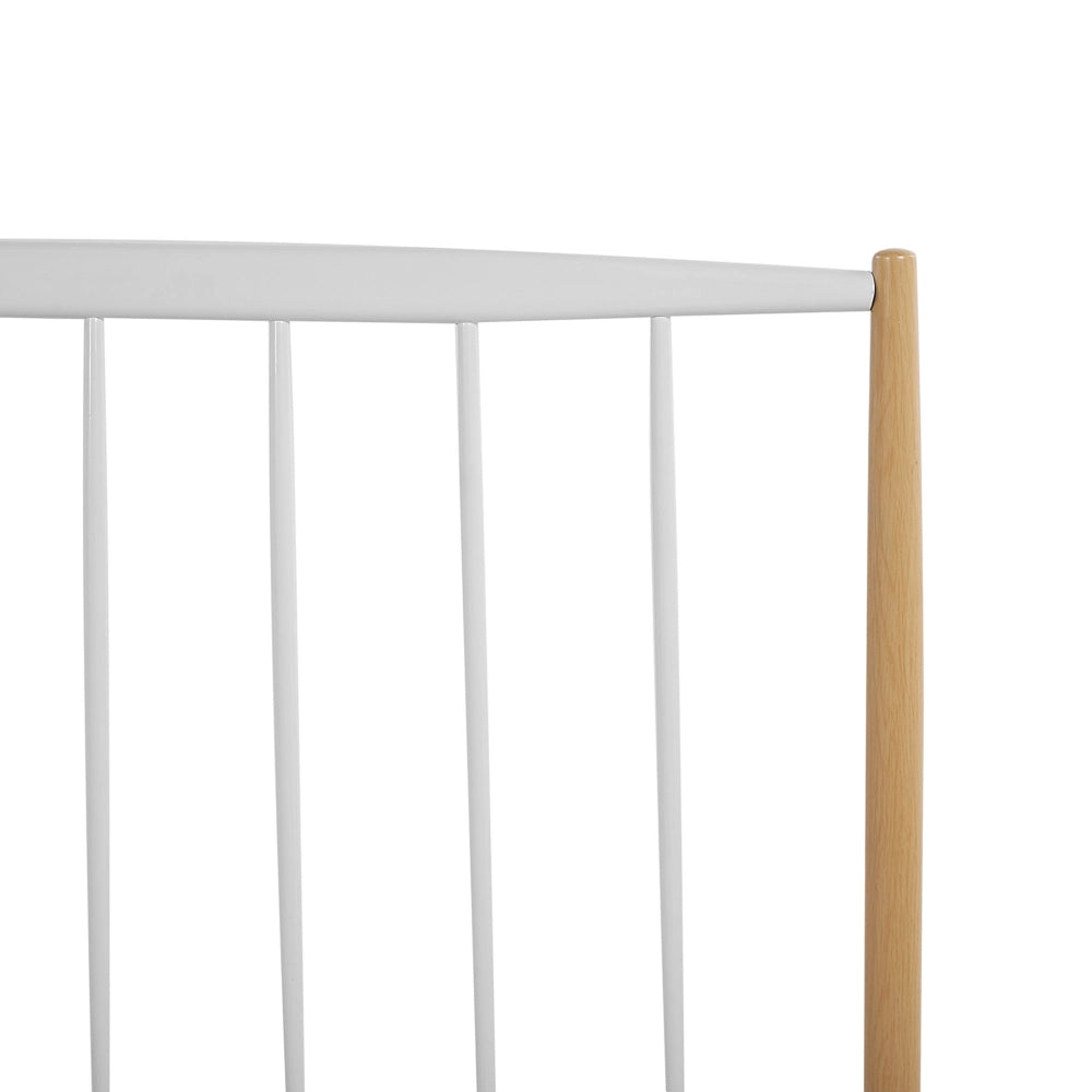 Letto super king size bianco con gambe in legno chiaro 180 cm con struttura in metallo bianco a doghe retrò scandinavo