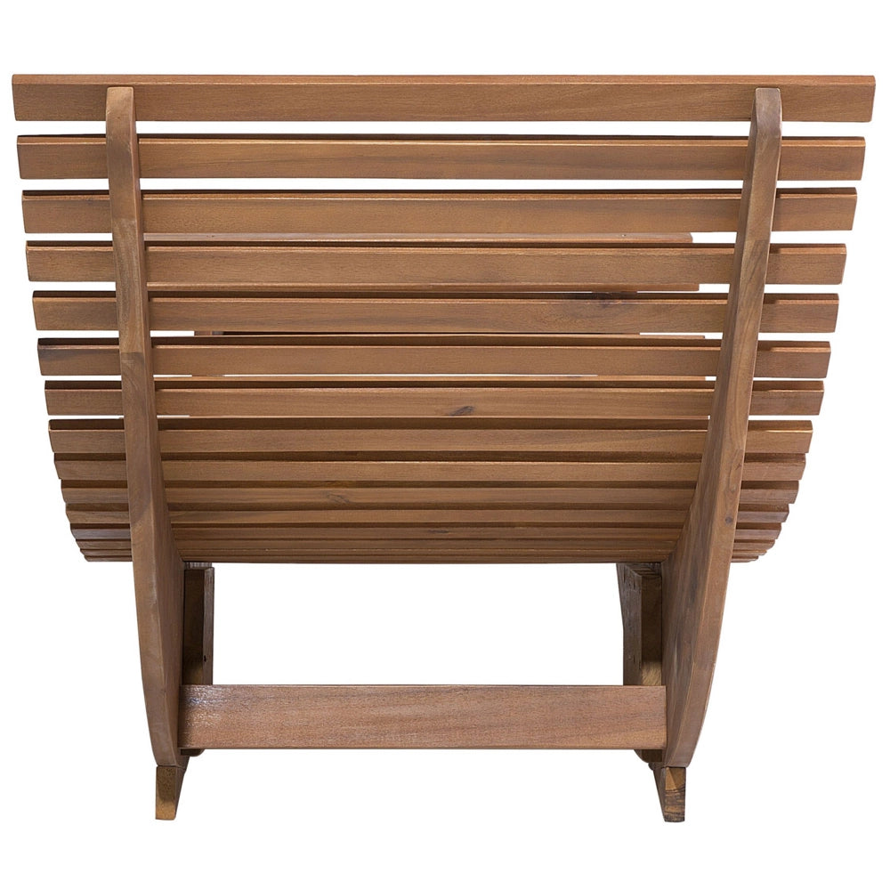 Lettino prendisole a doghe in legno di acacia chiaro con design a dondolo a forma curva con cuscino di seduta blu