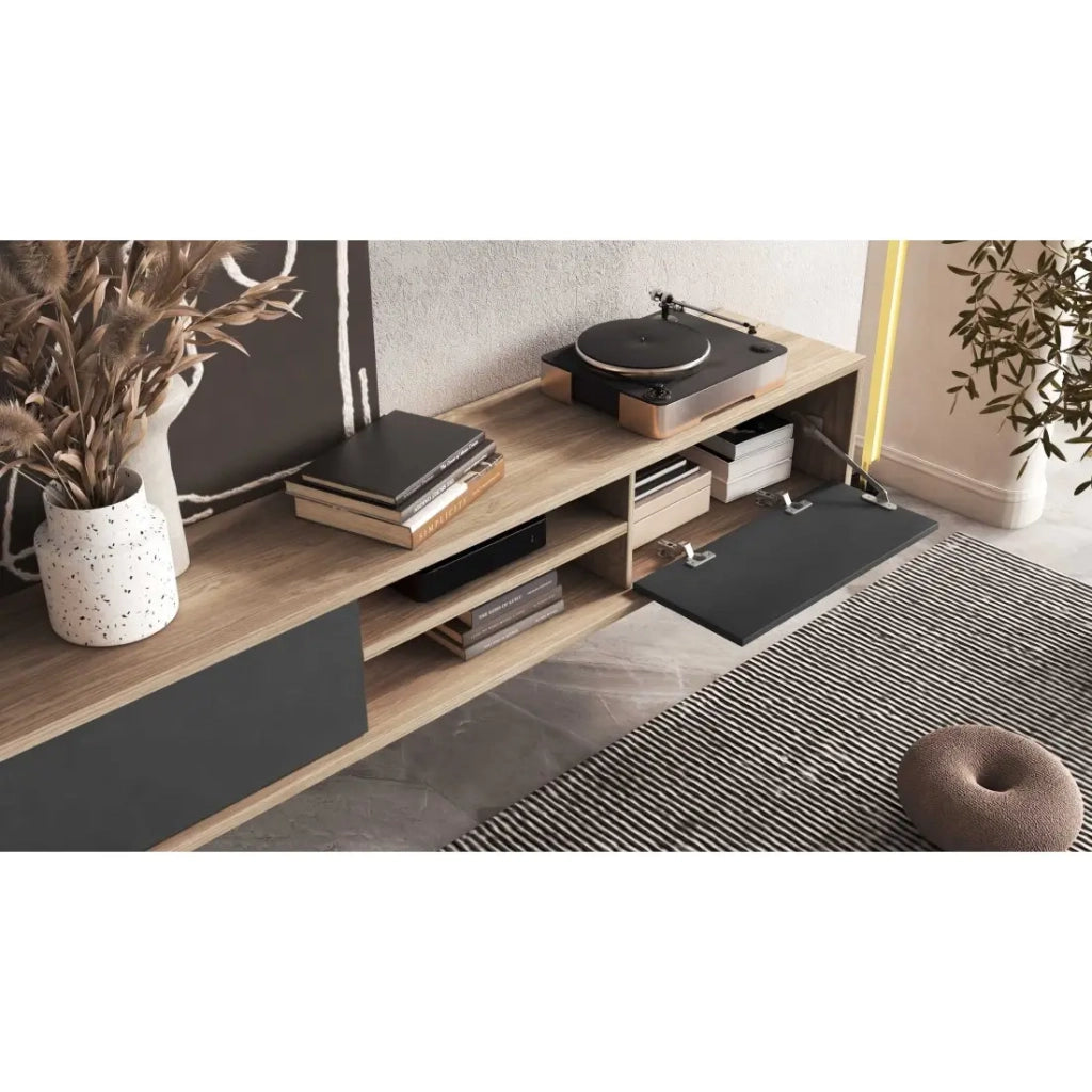 Mobile TV 180cm, 2 porte e 2 nicchie collezione MAANUM. Colore quercia chiara e grigio.