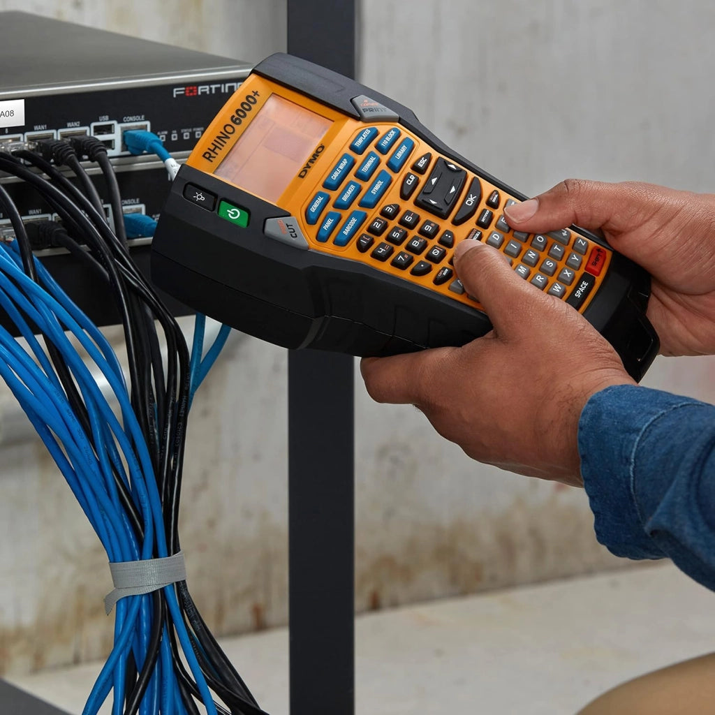 Rhino 6000+ Etichettatura industriale con custodia | Etichettatrice ricca di funzioni con connessione al PC