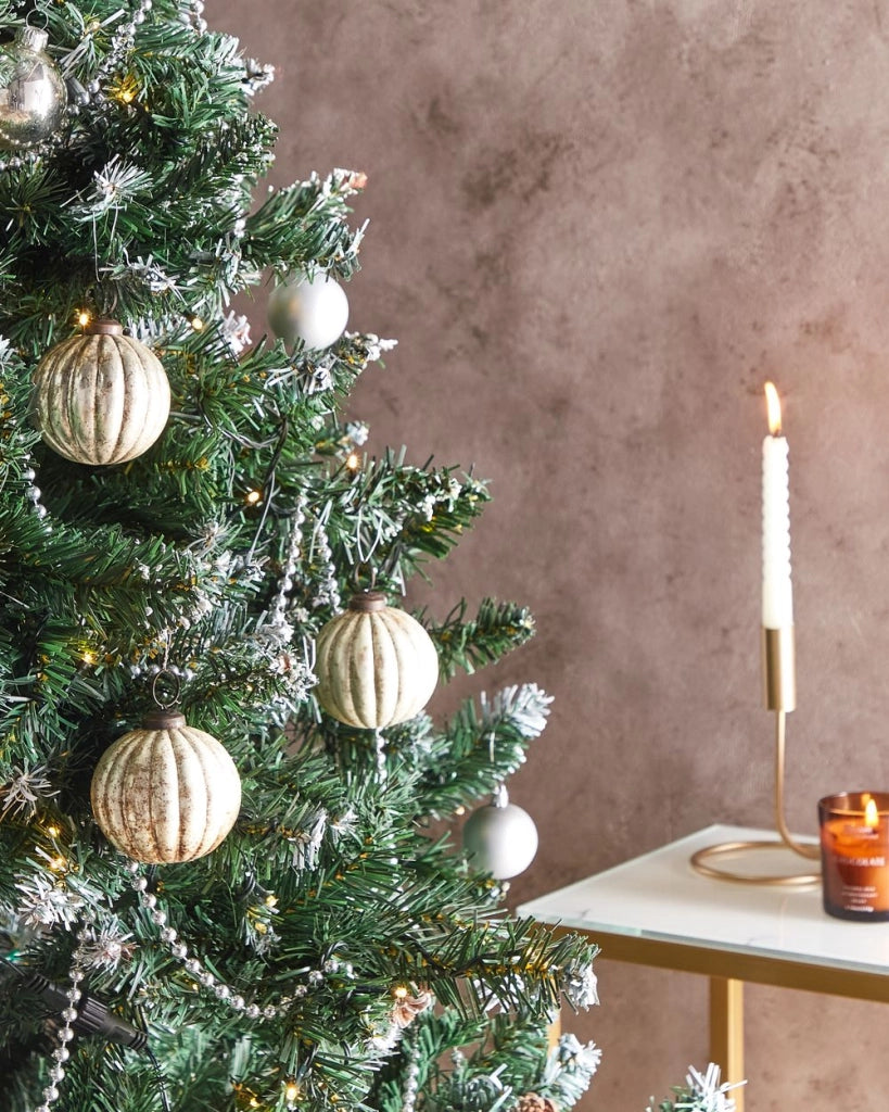 Set di 6 palle di Natale fatte a mano in vetro argentato appese ad un albero di Natale dall'effetto rovinato.