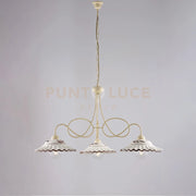 Lampadario in ferro laccato avorio e decorazione effetto decapè con diffusori in ceramica diametro 30 bianco e marrone 3 luci