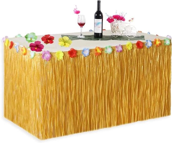 Tavola con fiori di Hibiscus, tavola con erba per BBQ, decorazioni di giardino tropicale e di spiaggia per feste