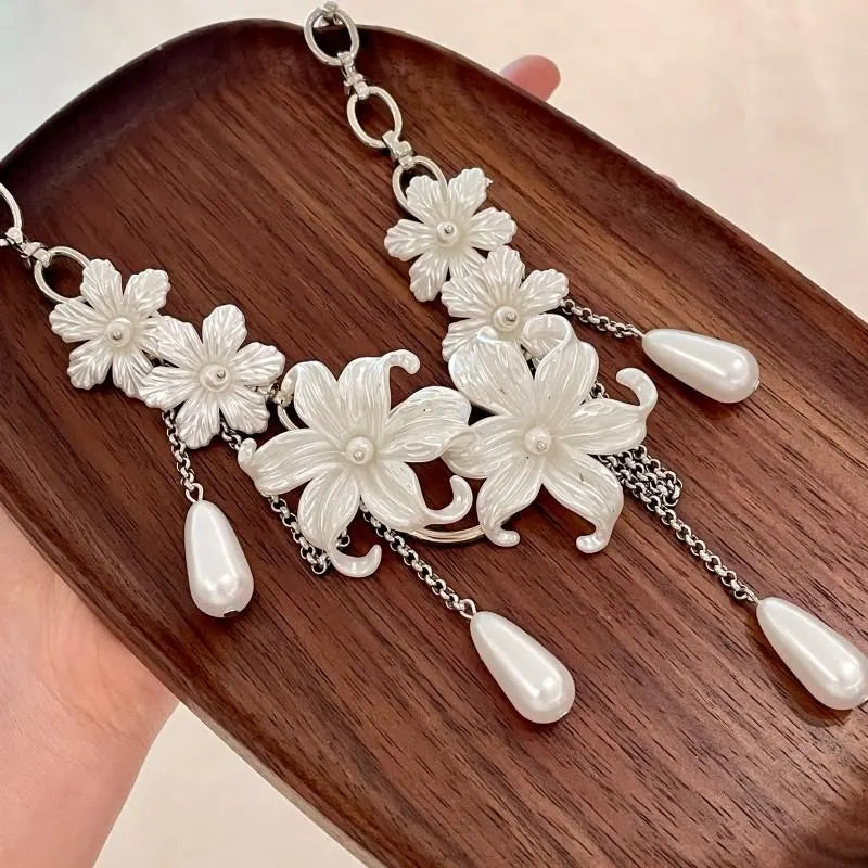 Collana con nappina a forma di fiore bianco: gioiello fatto a mano con perle