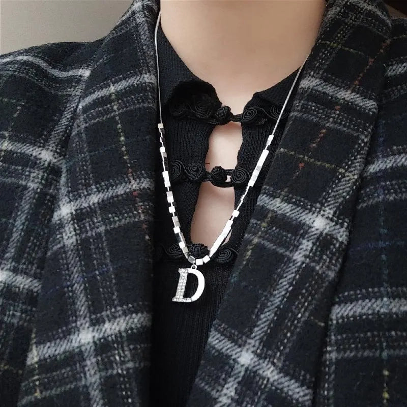 Collana con lettera in zirconi microintarsiati, realizzata a mano: regalo di Natale o di compleanno.