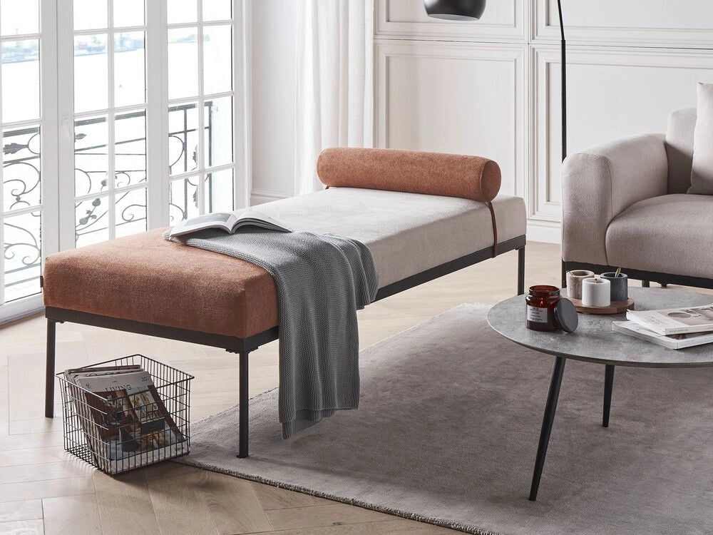 Chaise longue in lino sintetico beige e marrone dorato con gambe nere in ferro stile elegante