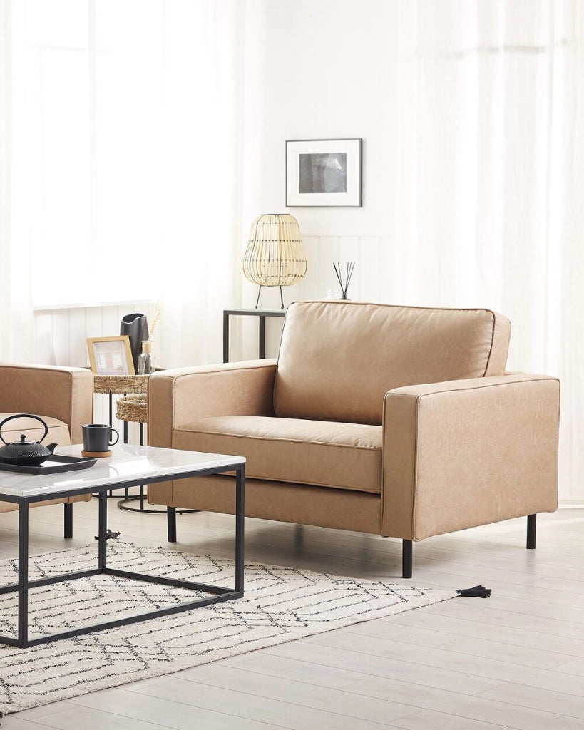 Poltrona in tessuto beige minimalista soggiorno sedia gambe nere braccio a binario