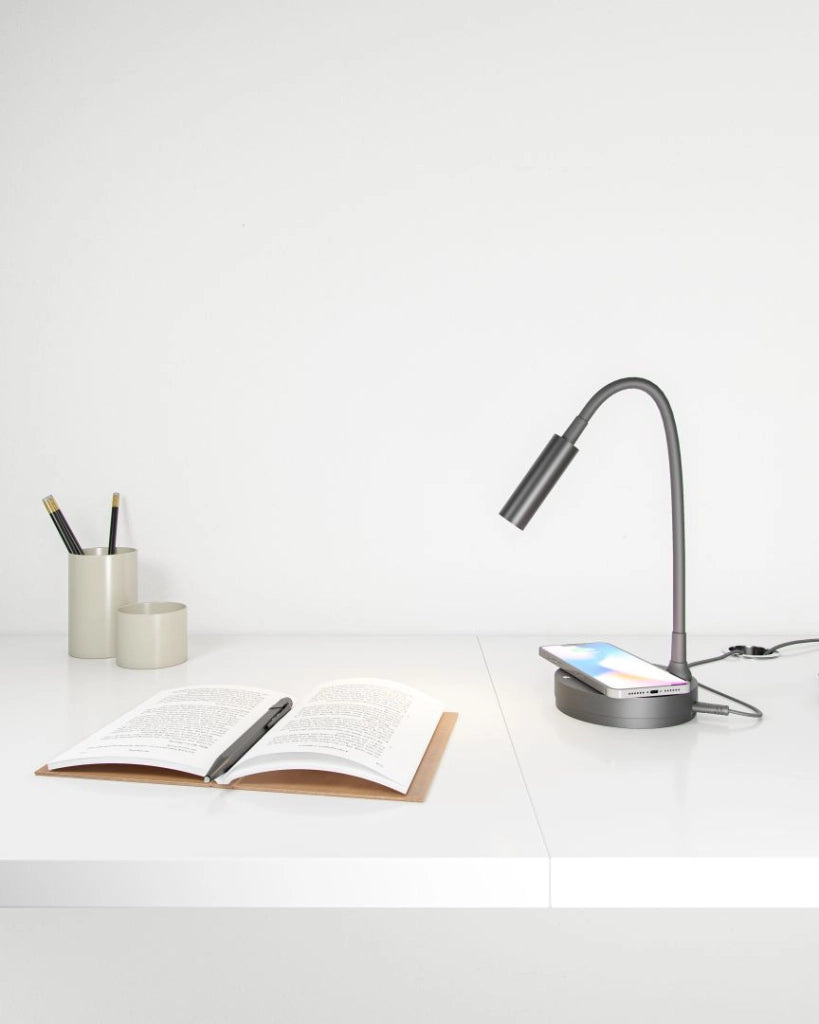 Beneito Faure Lampada da Tavolo Led Stem - 5W, Luce calda, Per scrivania, lettura e comodino, Ricarica Wireless, Testa Orientabile - Colore Nero​