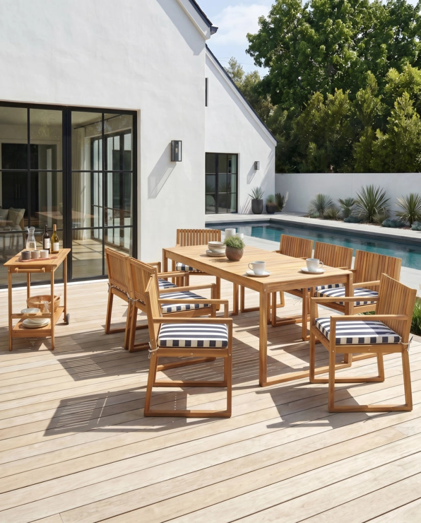 Set di 8 sedie da giardino in legno di acacia chiaro certificato con cuscini blu navy e bianchi resistenti all'acqua