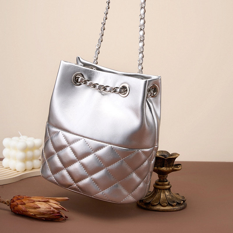 Borsa a secchiello con catena in vera pelle, colore argento.