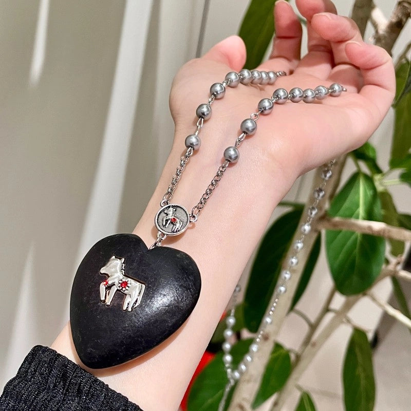 Collana con perla a forma di cuore in legno nero