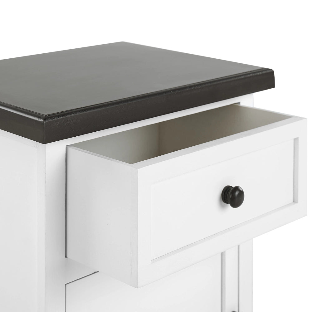 Comodino tradizionale in stile retrò con cassetto e sportellino di colore bianco e marrone