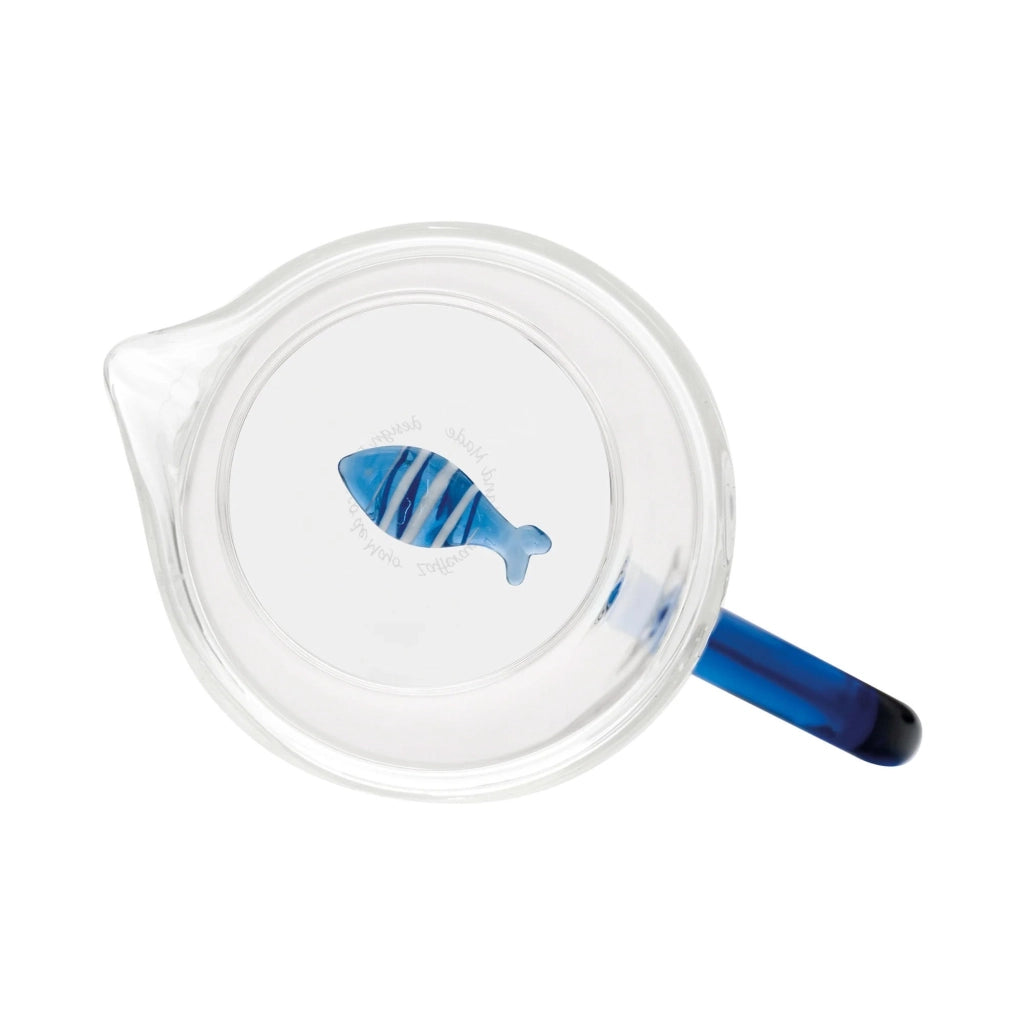 Zafferano Caraffa alta Teca Mare in vetro borosilicato soffiato a mano, decoro Sardina, design ergonomico con struttura a doppia camera per bevande
