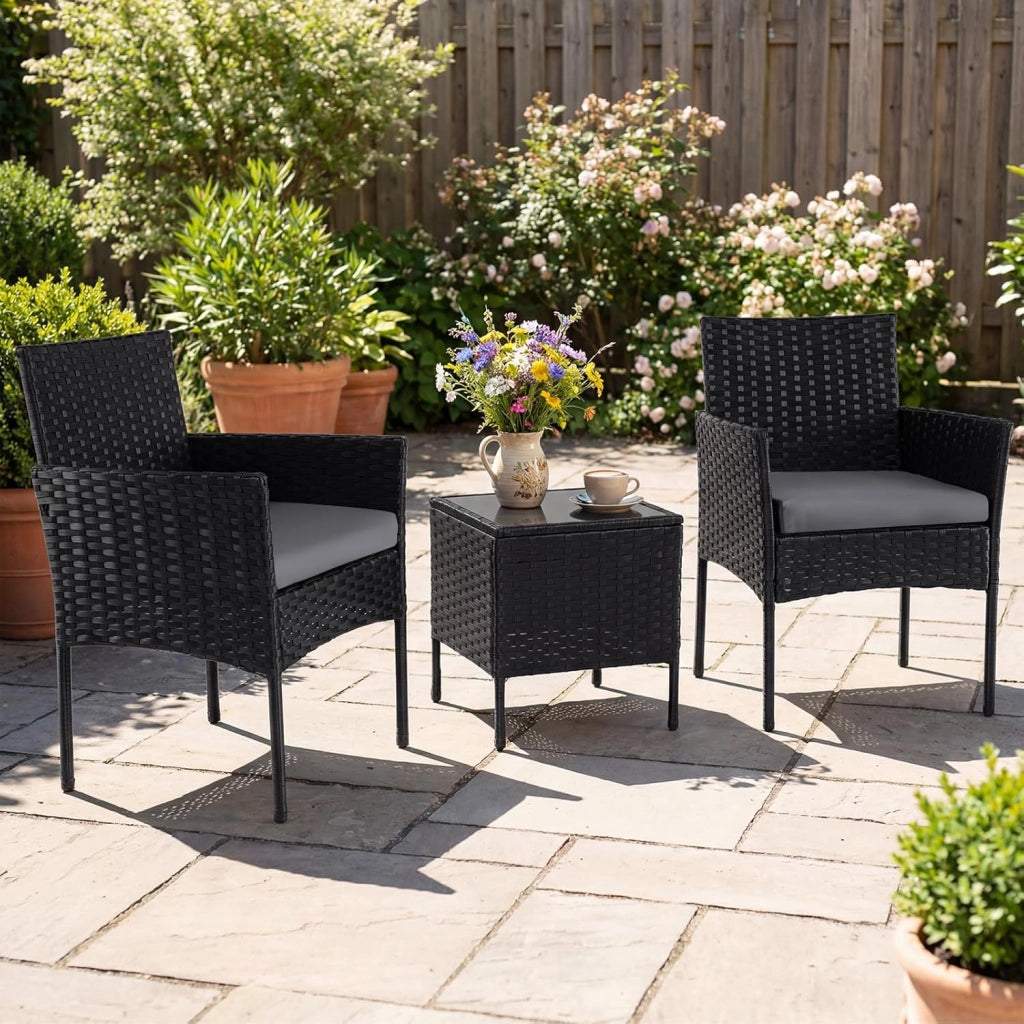 Set Mobili da Giardino in Rattan PE, 2 Poltrone con Cuscini Morbidi e 1 Tavolino con Piano in Vetro Temperato, Piedini Protettivi, Struttura in Metallo Rinforzato (Beige)