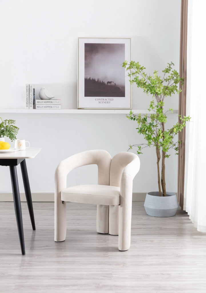 Sedia da pranzo in velluto con schienale avvolgente e seduta imbottita, struttura in legno per casa beige
