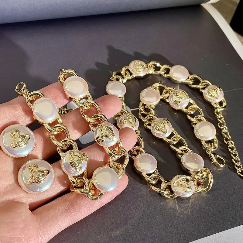 Set di collana, bracciale e orecchini di perle fatti a mano: gioielli con perline.