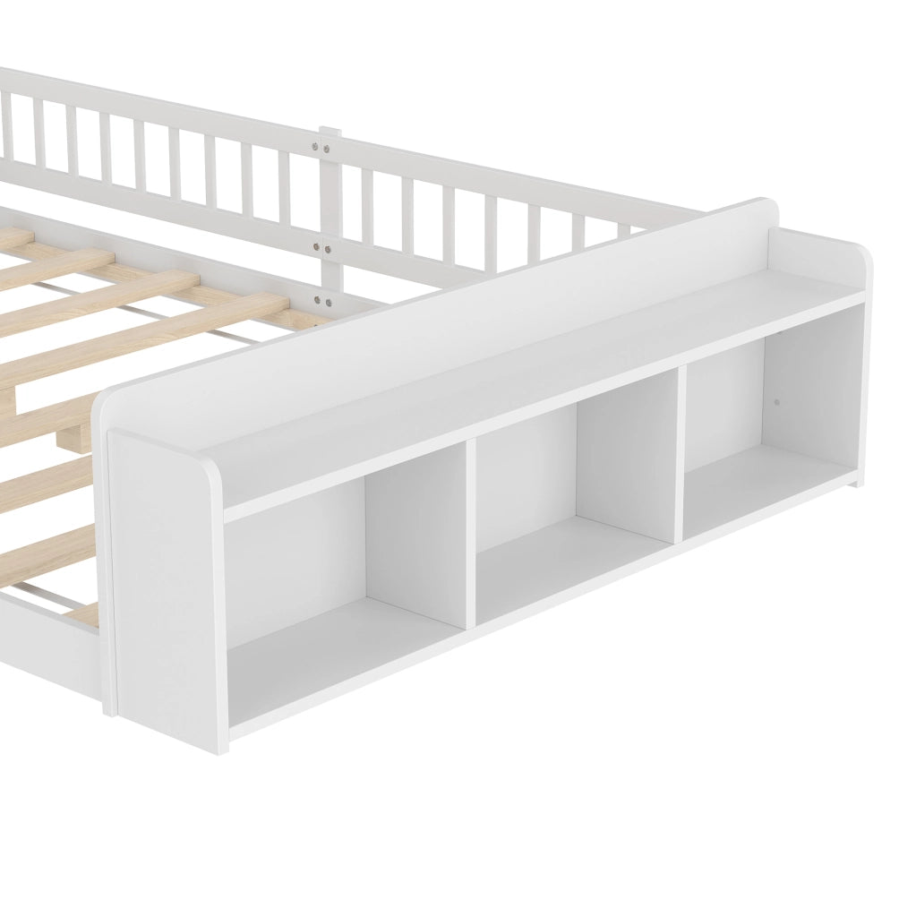 Letto per bambini 140x200 cm in pino bianco con ripiani e vano aperto