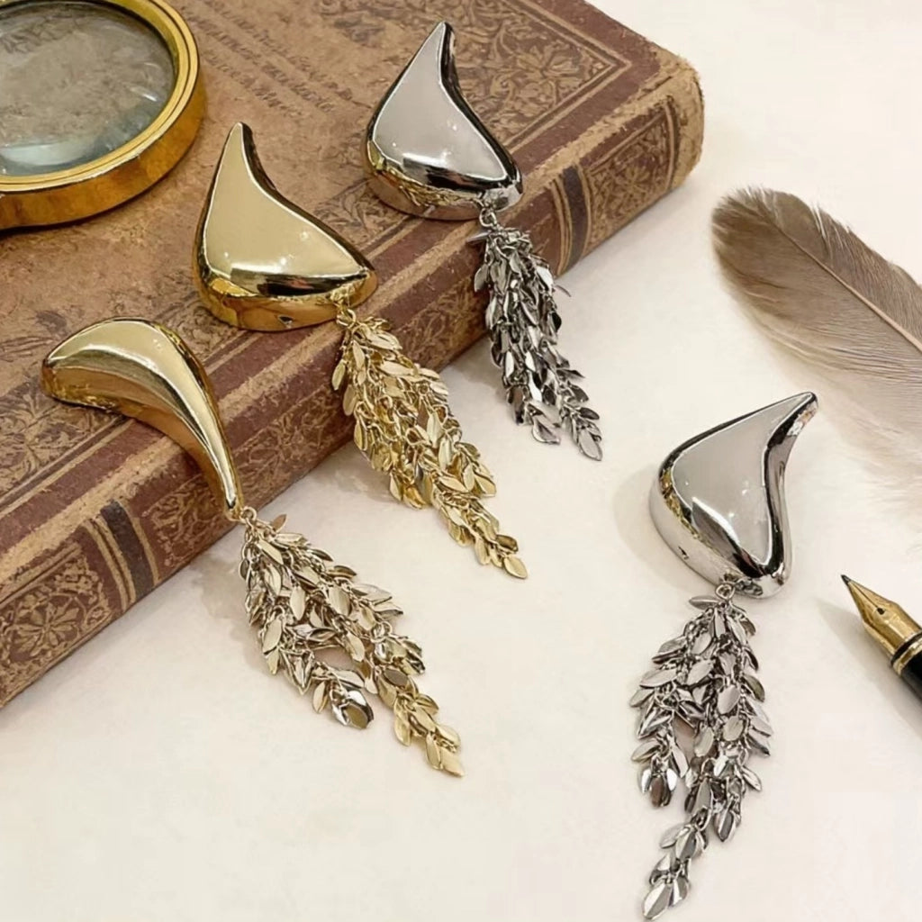 Elegante spilla dorata con nappa a forma di spiga di grano e foglia.