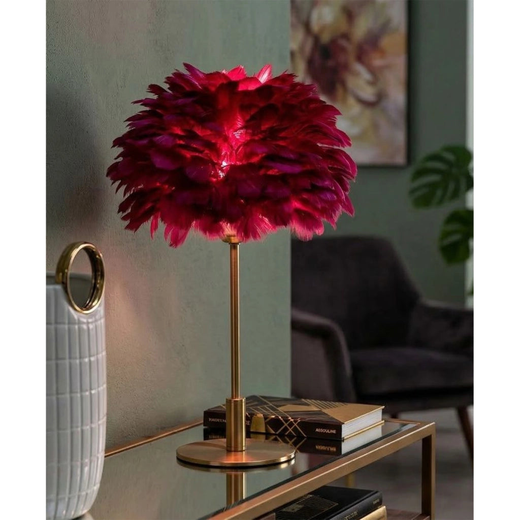 Lampada da tavolo Ball Feather Bordeaux con sfera di piume e stelo oro