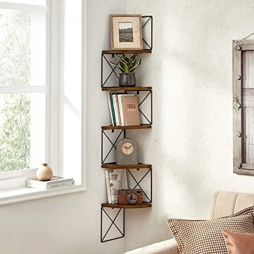 Libreria Valora con mensole angolari in stile loft rustico marrone per soggiorno