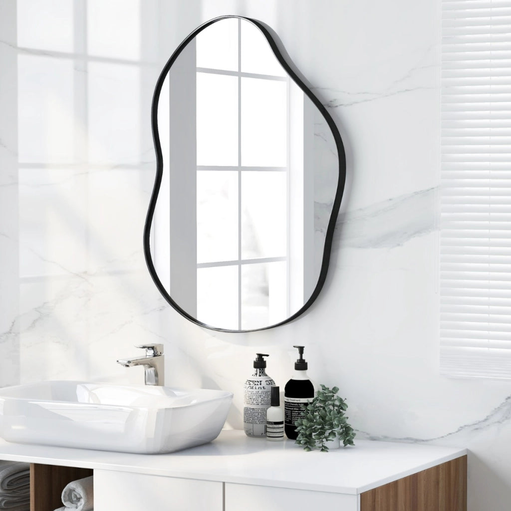 Specchio da parete asimmetrico con base posteriore premium da 78x56,5cm, Specchio da parete a forma irregolare Nero