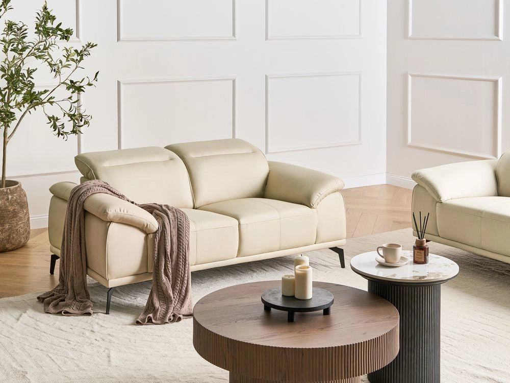 Divano 2 posti in ecopelle a due posti con poggiatesta regolabile e gambe in metallo beige soggiorno moderno