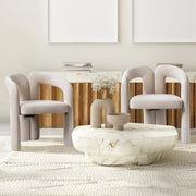 Sedia da pranzo in velluto con schienale avvolgente e seduta imbottita, struttura in legno per casa beige