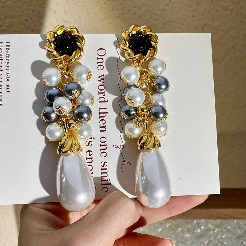 Orecchini vintage a goccia con perle bianche