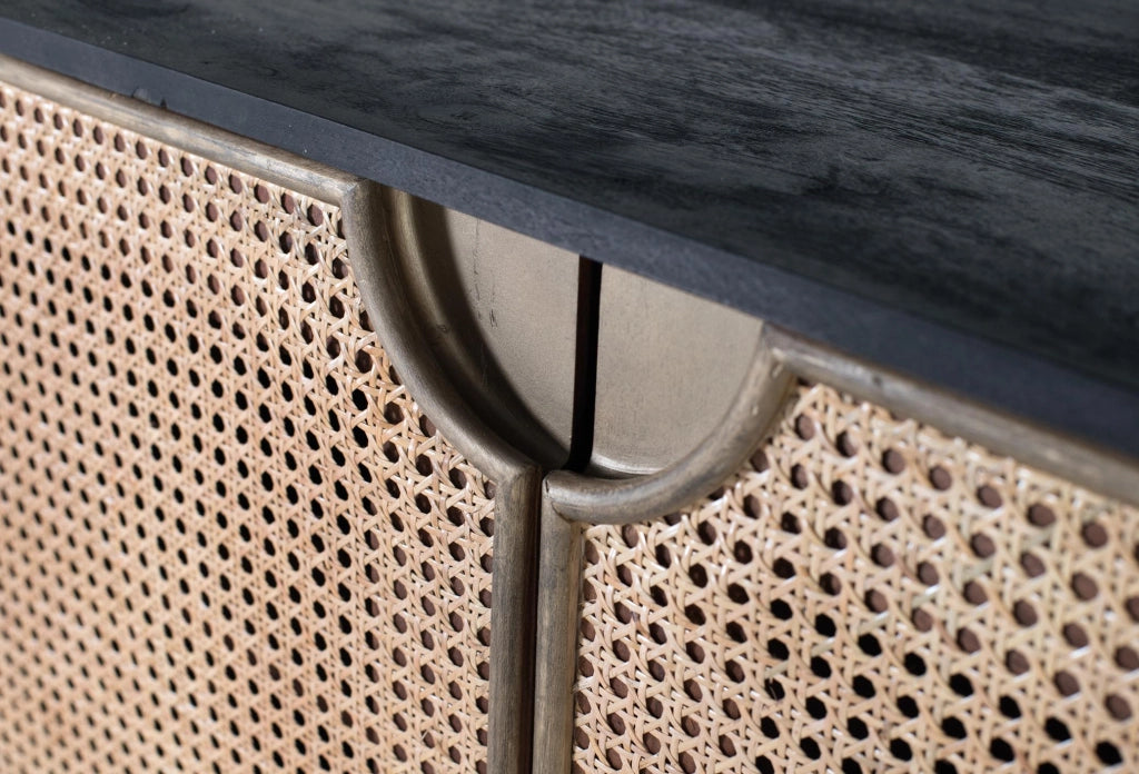 Credenza in legno e ante in rattan intrecciato con gambe in metallo