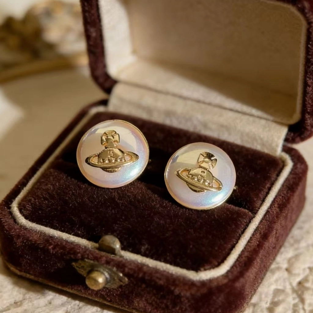 Orecchini a forma di pianeta 3D in stile francese, bracciale robusto con perle rosa, bracciale rigido con catena cubana e perle grosse.