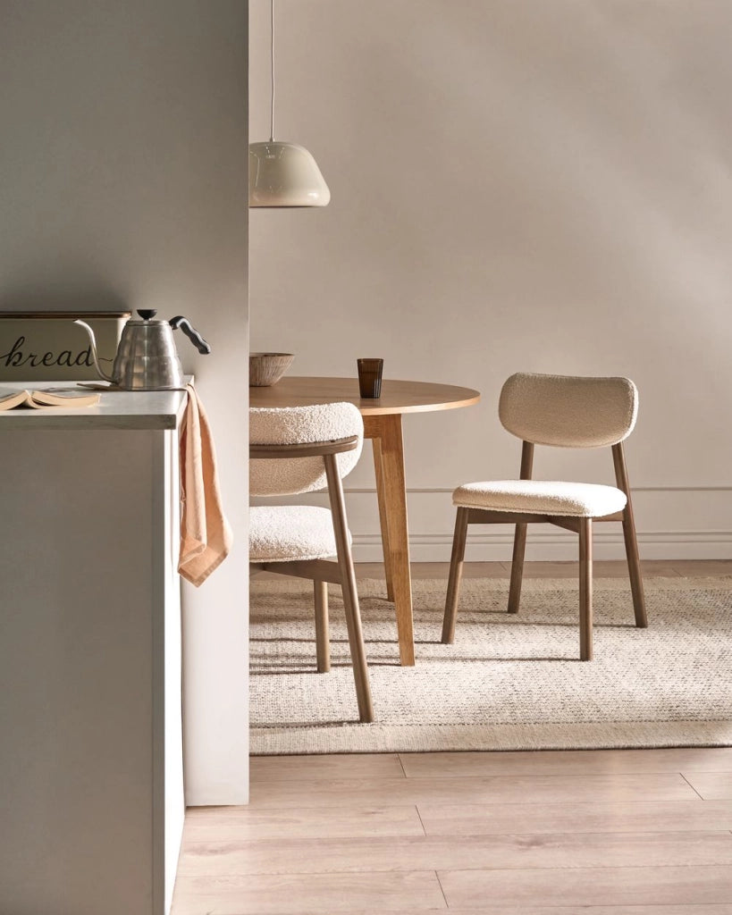 Set di 2 sedie da pranzo marrone e beige chiaro con struttura in legno di gomma bouclé e seduta e schienale imbottiti