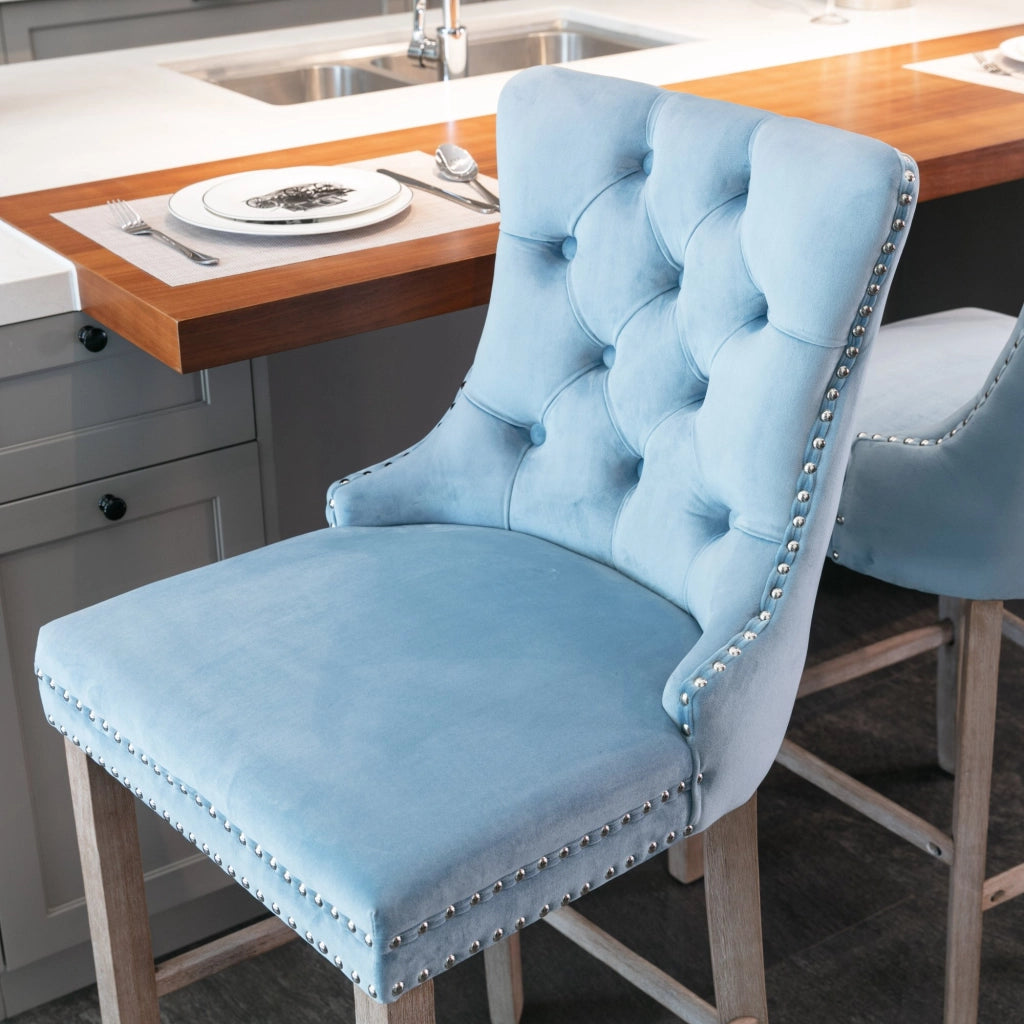 Sgabello da bar in velluto con schienale alto, rivetti decorativi e gambe in legno massello azzurro chiaro
