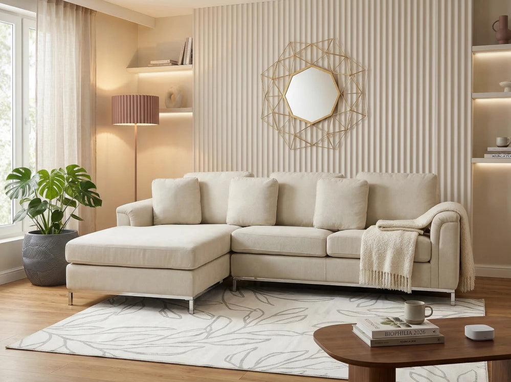 Divano ad angolo rivestito in tessuto beige a forma di L con orientamento a versione destra