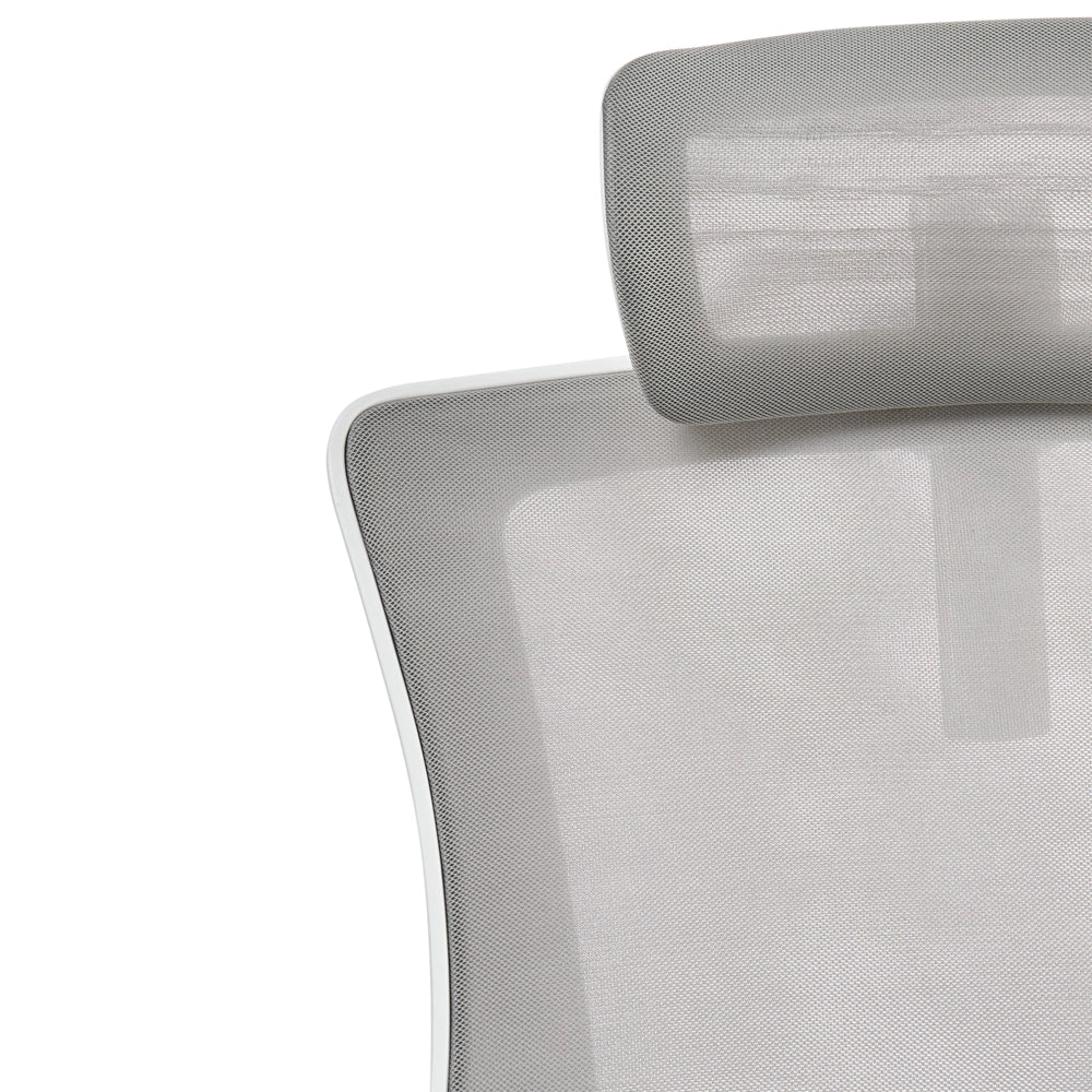 Sedia da ufficio professionale con rivestimento in mesh grigio chiaro Poggiatesta e braccioli regolabili Sedile pneumatico Base girevole