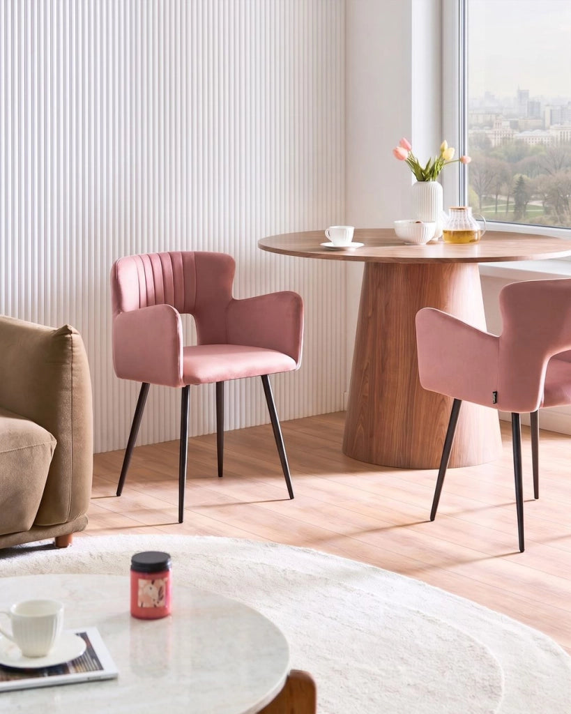 Set di 2 sedie da pranzo velluto rosa pastello braccioli schienale intagliato gambe in metallo moderna industriale
