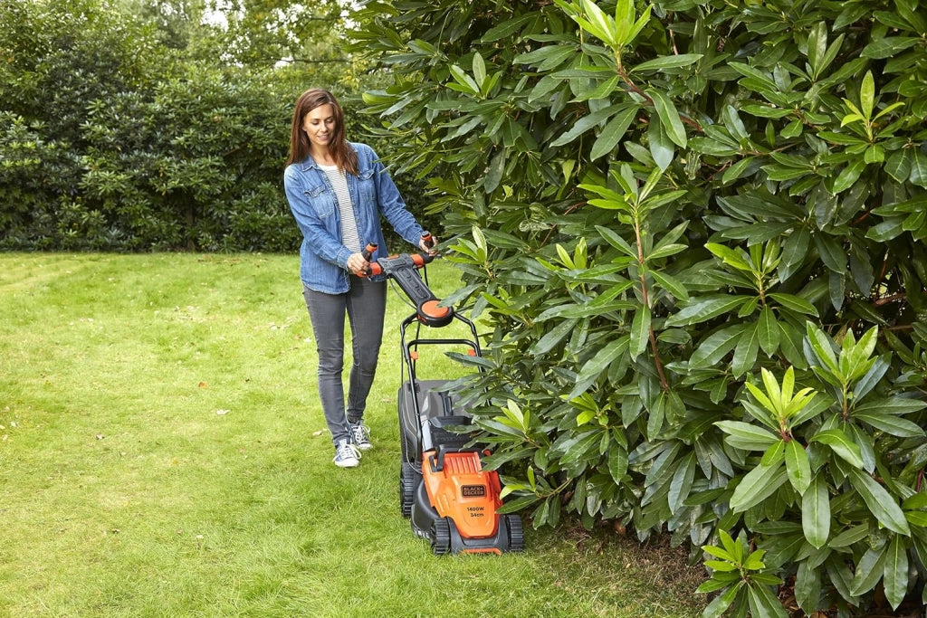 Black+decker bemw461es-qs rasaerba 1400 w, larghezza taglio 34 cm, 6 alt. taglio 20-70 mm, e-drive, capacita' cesto 40 l, innovativa impugnatura easy steer per la massima manovrabilita'