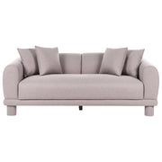 Divano a 3 posti in tessuto tortora con cuscini decorativi extra e gambe rivestite stile retrò-moderno